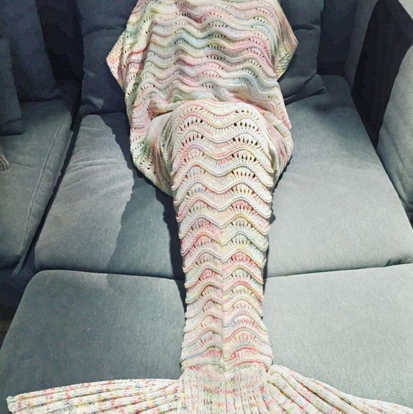 Mermaid Tail Blanket - Picture 2 of 2